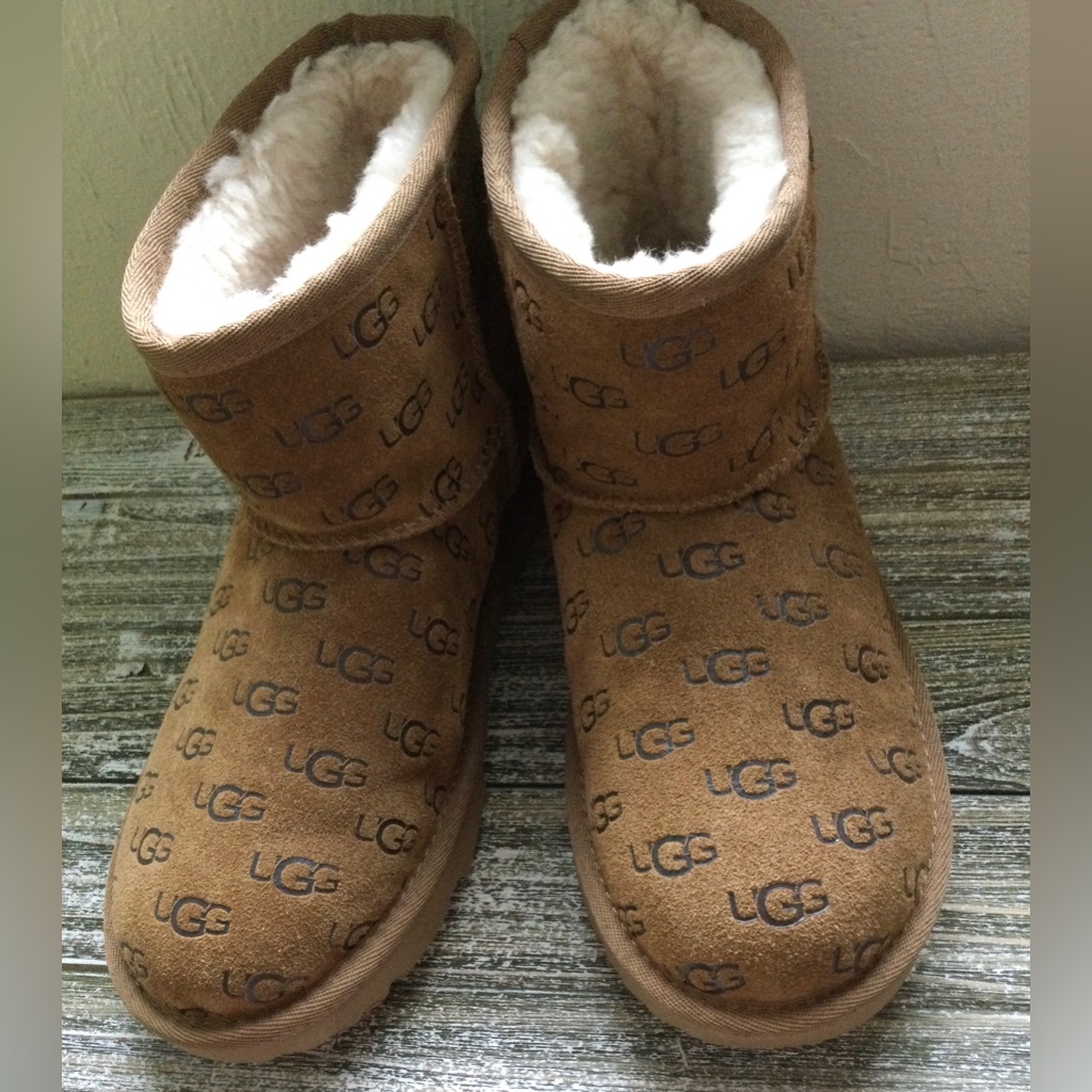 Ugg Classic Mini Embossed Logo Size 5